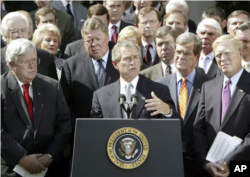 Presiden AS George W. Bush mengumumkan persetujuan dari DPR AS untuk mengusir Presiden Irak Saddam Hussein dalam konferensi pers di Rose Garden, Gedung Putih, 2 Oktober 2002. (Foto: Ron Edmonds/AP Photo)