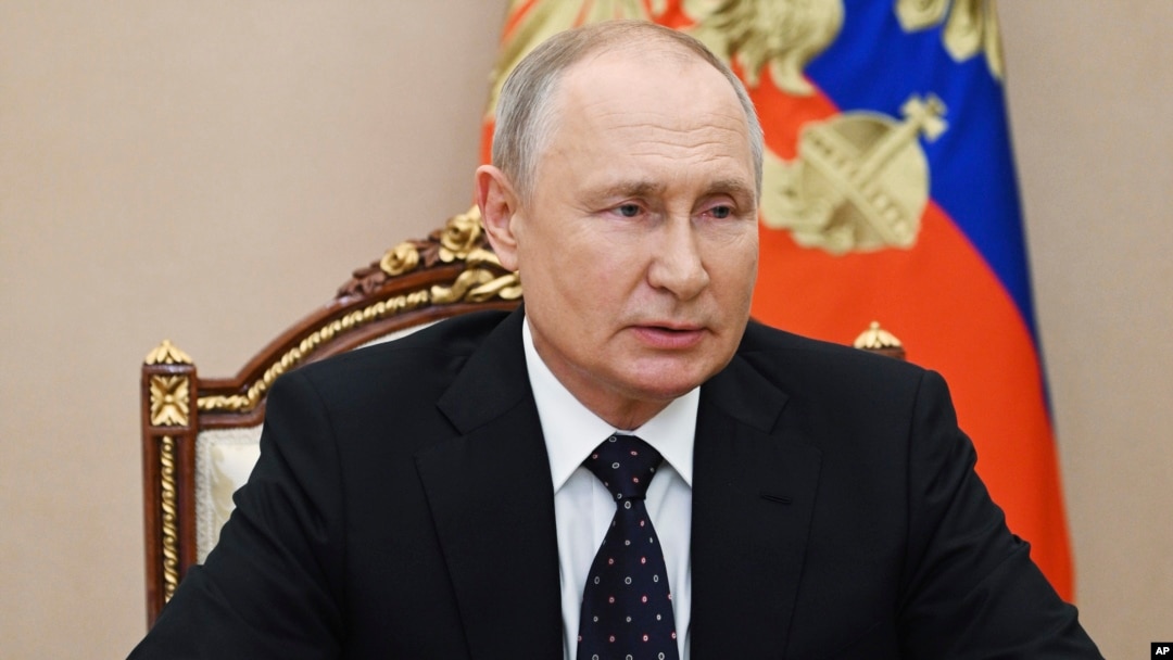 Prezida Vladimir Putin akoranya inama akanama kajejwe umutekano i Kremlin muri Moscou, mu Burusiya, kw'irariki ya 25/08/2023.