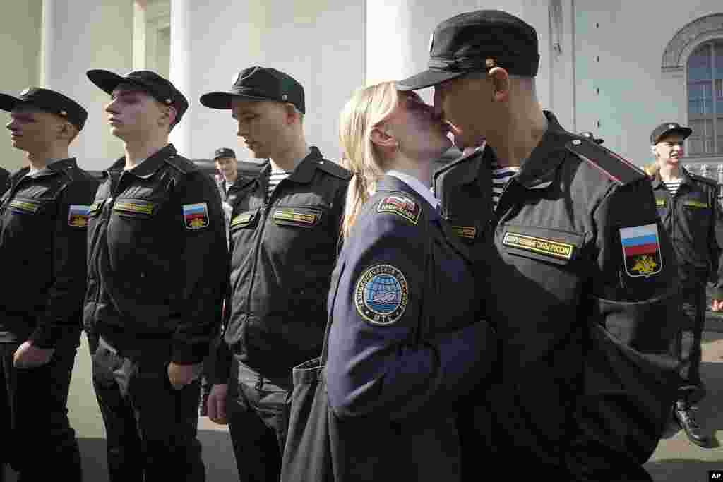 Руски воен регрут го бакнува својот партнер за време на настанот за испраќање пред да се упатат во одредени воени единици за задолжителна едногодишна воена служба, во Санкт Петербург, Русија.