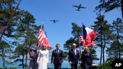 Президенти та перші леді США та Франції під час церемонії вшанування 80-ї річниці Дня Д у Нормандії, Франція, 6 липня 2024. Фото: AP Photo/Evan Vucci