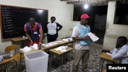 Funcionários eleitorais contam os boletins de voto após o encerramento das eleições nacionais na capital Luanda, a 31 de agosto de 2012. 