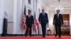El presidente estadounidense Joe Biden se dirige a una reunión trilateral con el primer ministro japonés Fumio Kishida (derecha) y el presidente filipino Ferdinand Marcos Jr. (izq) en la Casa Blanca el 11 de abril de 2024. (Foto de ANDREW CABALLERO-REYNOLDS /AFP)
