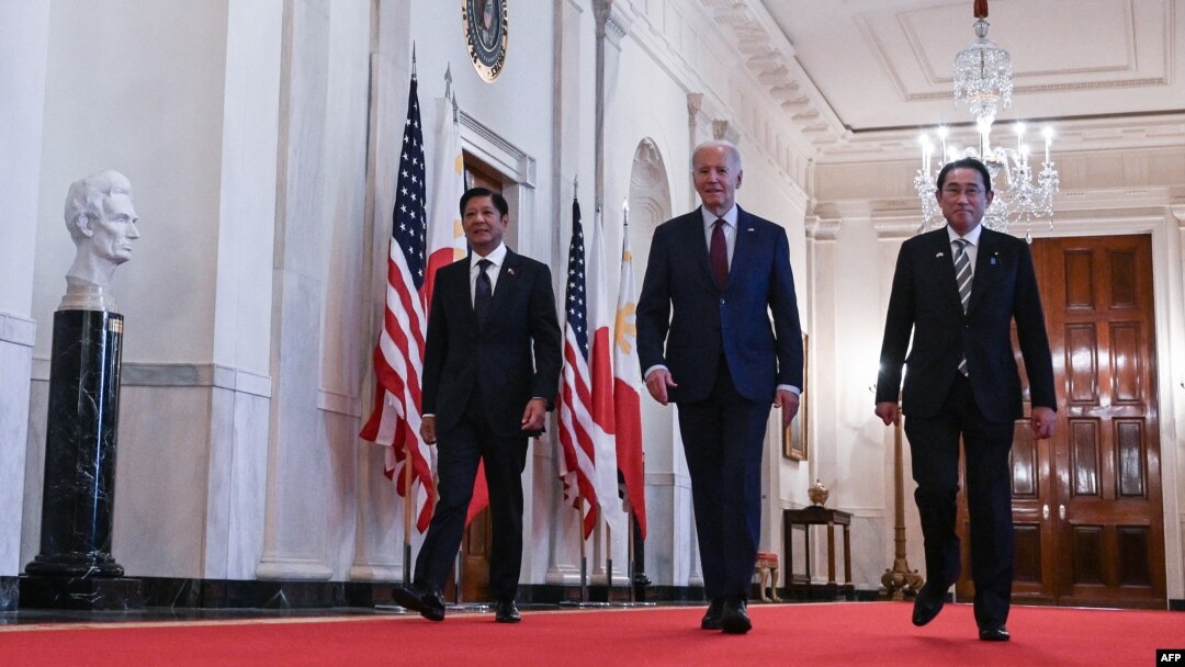 El presidente estadounidense Joe Biden se dirige a una reunión trilateral con el primer ministro japonés Fumio Kishida (derecha) y el presidente filipino Ferdinand Marcos Jr. (izq) en la Casa Blanca el 11 de abril de 2024. (Foto de ANDREW CABALLERO-REYNOLDS /AFP)