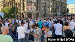 Demonstranti blokiraju raskrsnicu ulica Kneza Miloša i Nemanjine ispred Vlade Srbije zbog određivanja zatvorskih kazni trojici aktivista dan nakon blokade dve železničke stanice u Beogradu (foto: Glas Amerike /Stefan Miljuš)