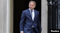 যুক্তরাজ্যের নতুন প্রতিরক্ষামন্ত্রী হিসেবে মনোনীত হওয়ার পর ১০ ডাউনিং স্ট্রিট থেকে বের হচ্ছেন শ্যাপস। লন্ডন। ৩১ আগস্ট, ২০২৩।