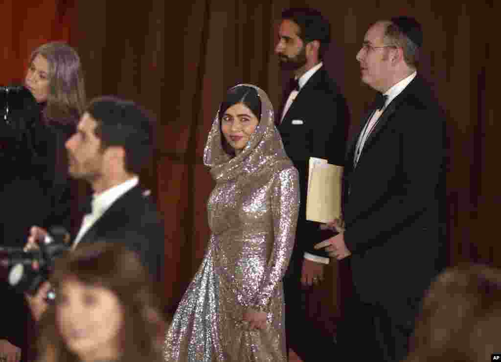 ملاله یوسفزی، یکی از فعالان آموزش دختران و برندهٔ جایزهٔ صلح نوبل، در ۹۵مین دور مراسم جوایز اسکار، گوشواره&zwnj;ای را پوشیده بود که در گذشته متعلق به ملکه ثریا طرزی، همسر شاه امان&zwnj;الله خان، بود.