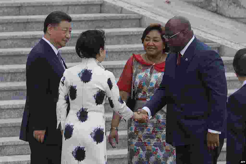 Mokonzi ya RDC Félix Tshisekedi (D) na molongani wa ye Denis Nyakeru (D2) bazali kopesana mbote na mokonzi ya Chine Xi Jimping (G) na molongani wa ye Peng Liyuan (G2) na Hall enene ya Palais du peuple na Pékin (Beijing), Chine, 26 sanza ya mitano 2023.