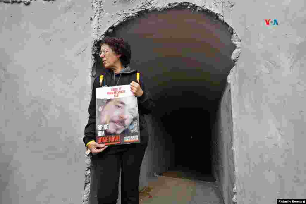 Esther Buchshtav, madre de Yagev Buchshtav, de 34 años, permanece en la entrada de la réplica de un túnel de Hamás. 