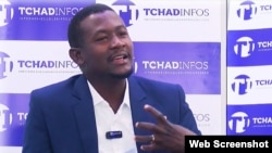 A presenter is seen in a screenshot from video on Tchadinfos' YouTube channel.