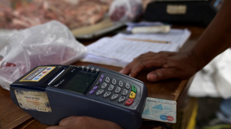 Para venezolanos, tarjetas de crédito que una vez fueron salvavidas ahora son «inútiles» por inflación