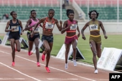 Lilian Odira, katikati, akishiriki katika mbio za wanawake za mita 800 katika mbio za majaribio za Olimpiki ya Wanariadha wa Kenya katika Uwanja wa Taifa wa Nyayo Nairobi, Juni 14, 2024.