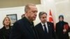 Президент Туреччини Реджеп Таїп Ердоган (ліворуч) та держсекретар США Ентоні Блінкен під час зустрічі в аеропорту Анкари, 20 лютого 2023 року