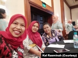 Rasminah bersama Darwini, aktivis KPI Jawa Barat yang selalu mendampinginya. (Foto: Courtesy/Kel Rasminah)