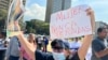 Manifestantes exigen mayores derechos para mujeres, durante manifestaciones en Caracas [Foto: Nicole Kolster, VOA]