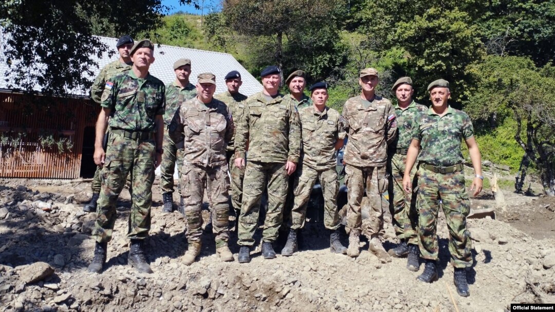 Pripadnici oružanih snaga Slovenije i Vojske Srbije koji zajednički rade na pomaganju građanima Slovenije u delovima zemlje pogođenim poplavama, na fotografiji koju je objavilo Ministarstvo odbrane Srbije, 14. avgusta 2023.