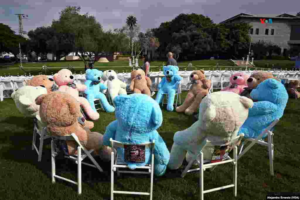 Familiares y amigos de las personas secuestradas por Hamás hace 20 días organizaron hoy, en la ciudad de Herzeliya una comida de sabbat con sillas vacías y colocaron osos de peluche en representacion de los niños que permanecen en poder de Hamás.