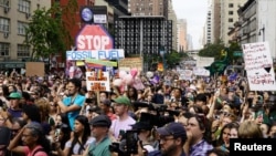 Aktivisti slušaju obaćanje govornika, dok obeležavaju početak Klimatske nedelje u Njujorku, tokom demonstracija sa kojih je upoćen poziv vladi SAD da preduzme akciju u vezi sa pitanjem klimatskih promena i odbaci upotrebu fosilnih goriva, u Njujorku, 17. septembra 2023.