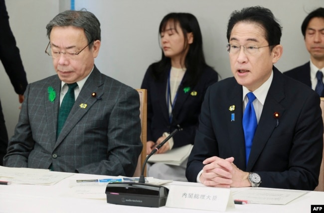 Japanese Prime Minister Fumio Kishida speaks at a policy meeting on Friday, with Koichi Tani, left, the head of Japan's National Public Security Commissioner sitting next to him.  (April 28, 2023)