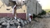  عافیہ گرلز اسلامک اسکول کے مالک کا کہنا ہے کہ اسکول کے بیش تر حصے تباہ ہو چکے ہیں۔ (فوٹو: وی او اے)