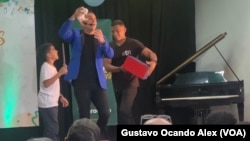 El artista conocido como "El Mago León" realiza uno de sus actos con la participación de un niño en un evento celebrado el pasado 21 de abril en el centro de aprendizaje de inglés CEVAZ, en Maracaibo, en el estado venezolano de Zulia.