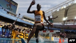 Benjamin Kiplagat akimaliza mbio za wanaume za mita 3000 wakati wa mashindano ya Olimpiki huko Rio mwaka 2016. Picha na Fabrice COFFRINI / AFP