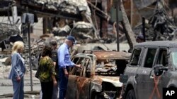 মাউই দ্বীপের দাবানলে দগ্ধ একটি গাড়ির দিকে তাকিয়ে আছেন প্রেসিডেন্ট জো বাইডেন ও ফার্স্ট লেডি জিল বাইডেন; ২১ আগস্ট, ২০২৩।