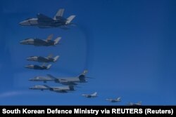 Pesawat pengebom B-1B Angkatan Udara AS, jet tempur F-16, dan F-35A Angkatan Udara Korea Selatan ambil bagian dalam latihan udara bersama, Korea Selatan, 19 Maret 2023. (Foto: South Korean Defence Ministry via REUTERS)