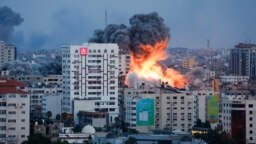 Khói và lửa bốc lên sau khi lực lượng Israel tấn công một tòa tháp cao tầng ở Thành phố Gaza, ngày 7 tháng 10 năm 2023.