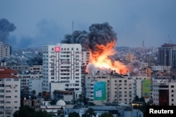 Humo y llamas se elevan después de que las fuerzas israelíes atacaron una torre de gran altura en la ciudad de Gaza, el 7 de octubre de 2023. REUTERS/Mohammed Salem
