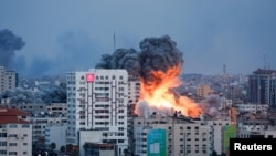 以色列部队向加沙地带的哈马斯发起反击，图为加沙市的一栋高楼被炸现场。