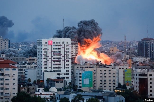 Humo y llamas se elevan después de que las fuerzas israelíes atacaron una torre de gran altura en la ciudad de Gaza, el 7 de octubre de 2023. REUTERS/Mohammed Salem