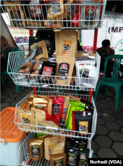 Sejumlah produk kopi para petani di kawasan lereng Gunung Sumbing dan Sindoro. (Foto: VOA/Nurhadi)