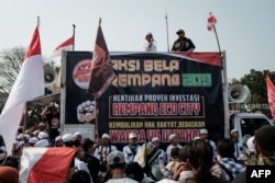 Aksi protes umat Muslim di depan Patung Arjuna Wijaya, Jakarta, menentang rencana pemerintah untuk mengembangkan pulau Rempang menjadi zona ekonomi yang didanai China, yang akan membuat sekitar 7.500 orang mengungsi, 20 September 2023. (Yasuyoshi CHIBA/AFP)