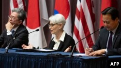 미국과 한국, 일본 3개국 외교 차관이 13일 워싱턴에서 만나 한반도 비핵화를 위한 공조 방안 등을 협의했다. 왼쪽부터 모리 다케오 일본 외무성 사무차관, 웬디 셔먼 미 국무부 부장관, 조현동 한국 외교부 제1차관.