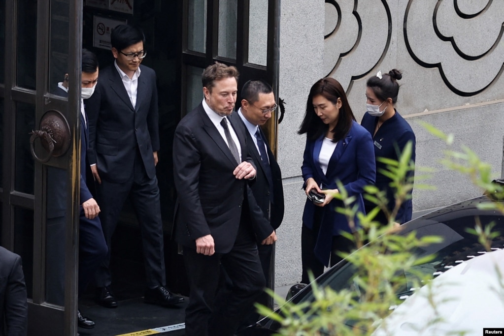 正在北京访问的特斯拉首席执行官埃隆·马斯克与特斯拉高层离开一家餐馆。（2023年5月31日）(photo:VOA)