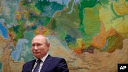 Presidenti rus Putin duke folur gjatë një interviste në rezidencën në Sochi (2 qershor 2022)