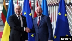 شارل میشل رئیس شورای اروپا (راست) و دنیس شمیهال نخست وزیر اوکراین - بروکسل ۲۰ مارس ۲۰۲۴ 