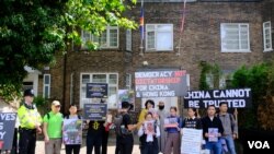 多個公民團體到老撾駐英國大使館示威，要求該國立即釋放在當地被帶走、面臨強制遣返中國的人權律師盧思位。(美國之音/鄭樂捷)
