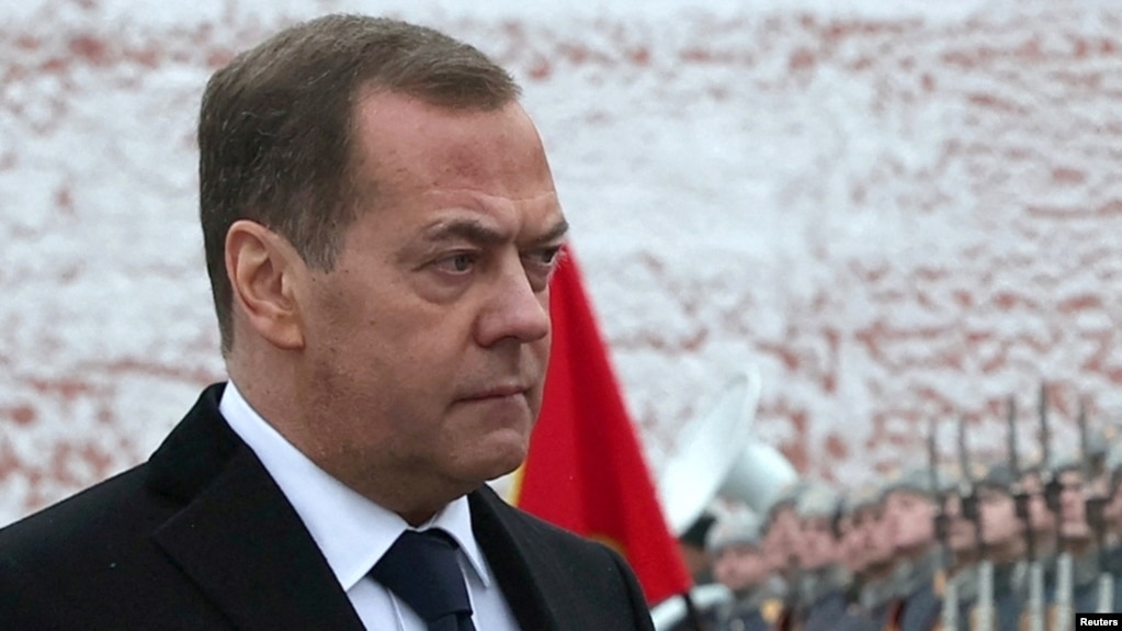 Phó chủ tịch Hội đồng An ninh Nga Dmitry Medvedev tham gia lễ đặt vòng hoa đánh dấu Ngày Bảo vệ Tổ quốc tại Mộ Chiến sĩ Vô danh cạnh Bức tường Điện Kremlin ở Moscow, hôm 23/2.