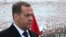 Phó chủ tịch Hội đồng An ninh Nga Dmitry Medvedev tham gia lễ đặt vòng hoa đánh dấu Ngày Bảo vệ Tổ quốc tại Mộ Chiến sĩ Vô danh cạnh Bức tường Điện Kremlin ở Moscow, hôm 23/2.