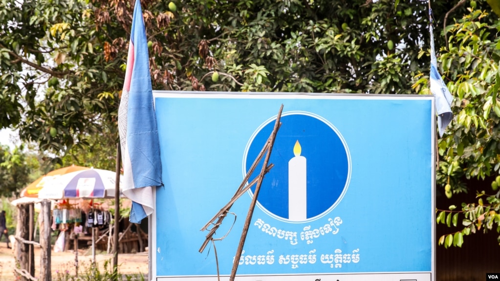 ផ្លាក​គណបក្ស​ភ្លើងទៀន​ត្រូវបានដាក់​នៅ​ក្បែរ​ផ្លូវជាតិមួយស្ថិតនៅឃុំរ៉ុនតាឯក ខេត្តសៀមរាប កាលពីថ្ងៃទី ១២ ខែកុម្ភៈ ឆ្នាំ ២០២៣។ (ទែន សុខស្រីនិត/វីអូអេ)
