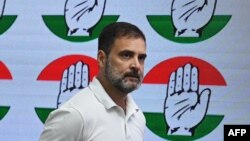 Pemimpin partai Kongres India Rahul Gandhi tiba untuk jumpa pers di markas besar partai di New Delhi, setelah Mahkamah Agung menangguhkan hukuman atas kasus pencemaran nama baik. (Foto: AFP)