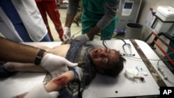 Umwana w'Umunyapalestina avurirwa mu bitaro bya Khan Younis, mu majyepfo ya Gaza