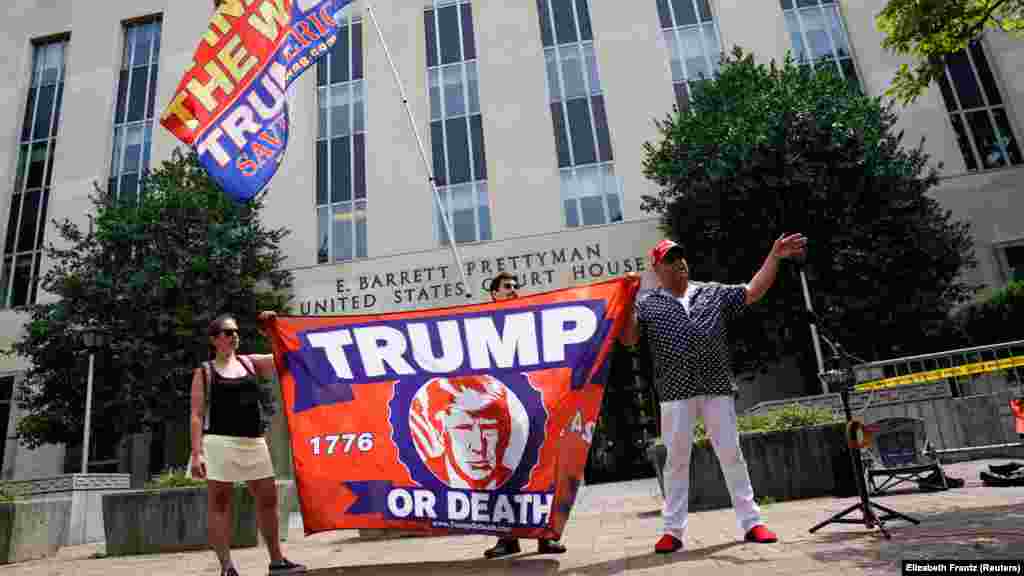 Pristalice Donalda Trampa pred federalnim sudom u Vašingtonu (Foto: REUTERS/Elizabeth Frantz)