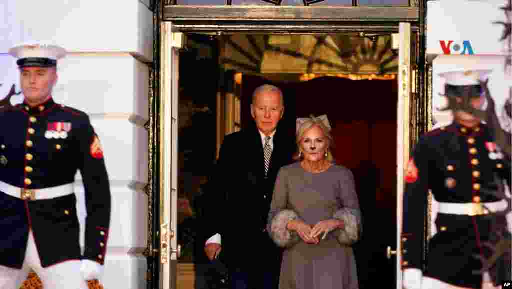 El presidente Joe Biden y la primera dama Jill Biden, vestidos como su gato, Willow, llegan para la anual celebración de Halloween en la Casa Blanca.