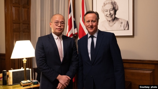 被监禁的香港媒体大亨和民主活动人士黎智英的儿子黎崇恩 （Sebastien Lai ）周二（12月12日）会见了英国外相卡梅伦，游说英国争取黎智英获得释放。 （英国外交部社交媒体X账号截图）