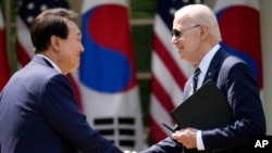 조 바이든 미국 대통령(오른쪽)과 윤석열 한국 대통령이 지난해 4월 백악관에서 정상회담을 갖고 '워싱턴 선언'을 발표했다.