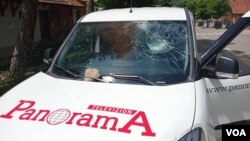 Arhiva - Automobil televizije Panorama oštećen je u Leposaviću 30. maja 2023.