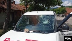 Automobil televizije Panorama oštećen je u Leposaviću 30. maja 2023.