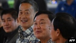 Mantan Perdana Menteri Thailand Thaksin Shinawatra (tengah) tampak didampingi oleh Perdana Menteri Thailand saat ini, Srettha Thavisin (belakang), saat acara makan malam di Chiang Mai, 15 Maret 2024. (Foto: Lillian Suwanrumpha/AFP)